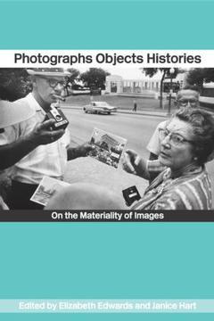Couverture de l’ouvrage Photographs Objects Histories