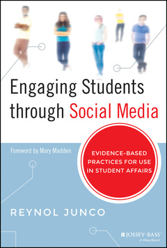 Couverture de l’ouvrage Engaging Students through Social Media
