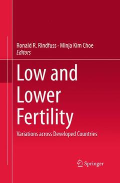 Couverture de l’ouvrage Low and Lower Fertility