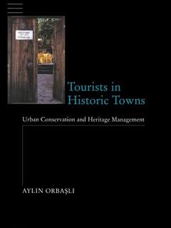 Couverture de l’ouvrage Tourists in Historic Towns