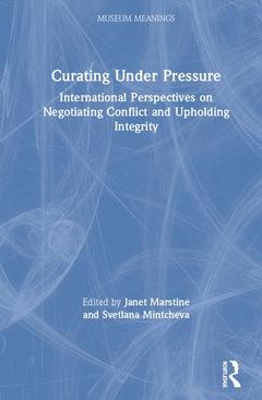 Couverture de l’ouvrage Curating Under Pressure
