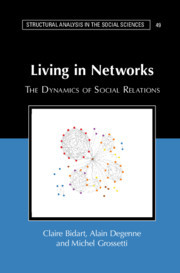 Couverture de l’ouvrage Living in Networks