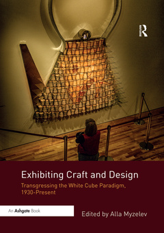 Couverture de l’ouvrage Exhibiting Craft and Design