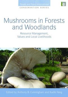 Couverture de l’ouvrage Mushrooms in Forests and Woodlands
