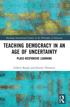 Couverture de l’ouvrage Teaching Democracy in an Age of Uncertainty