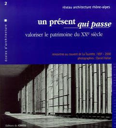 Cover of the book Un présent qui passe : valoriser le patrimoine du 20è siècle (Aménagement et urbanisme, réseau architecture RhôneAlpes, écoles architecture n°2)