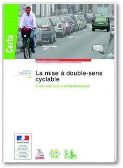 Cover of the book La mise à double-sens cyclable. Guide pratique et méthodologique (Coll. Références CERTU N° 118)